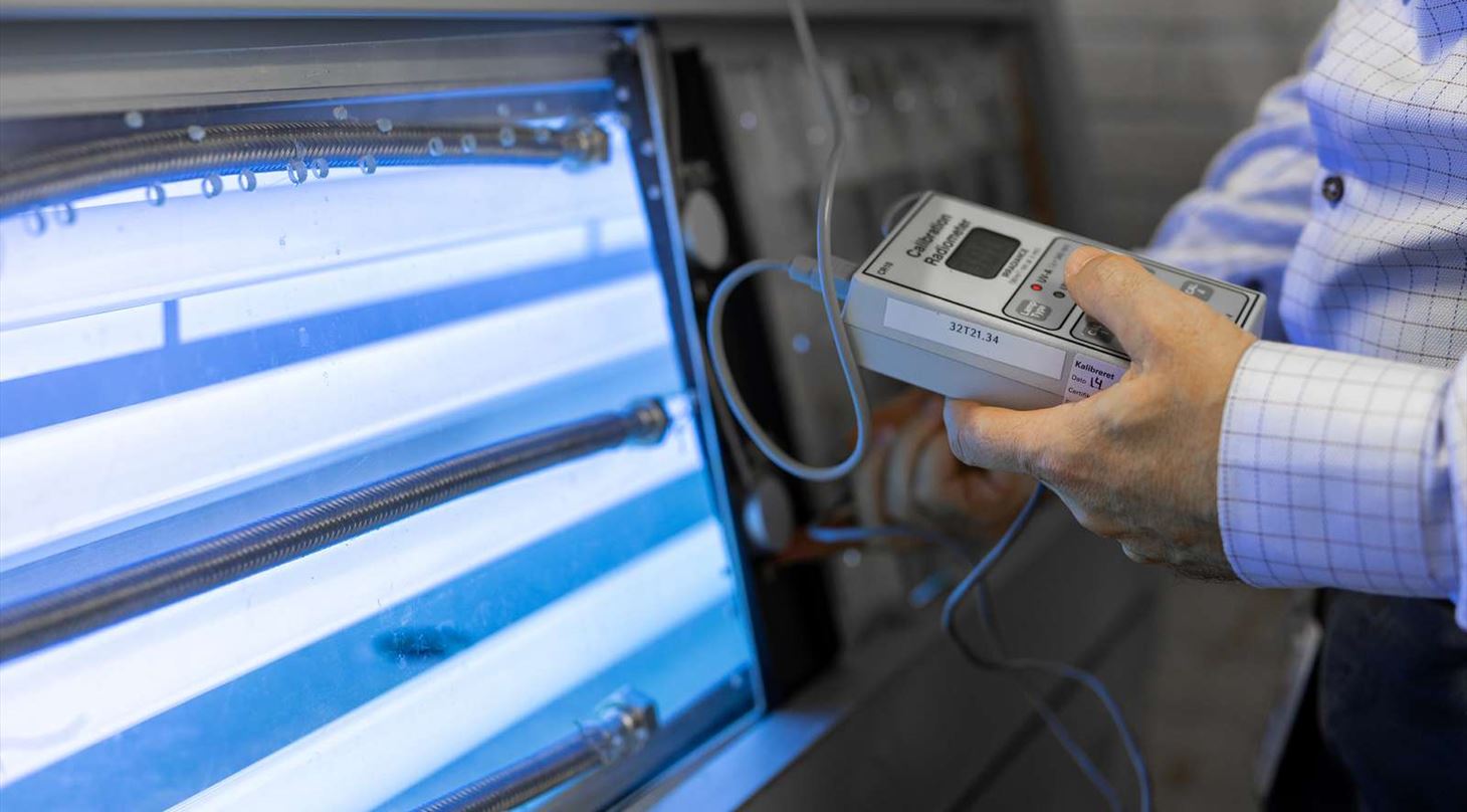 Mand kigger p� UV test